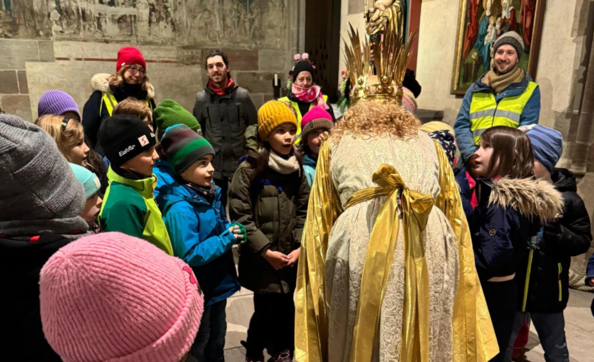Das Christkind im Dialog mit dem Kinderchor.