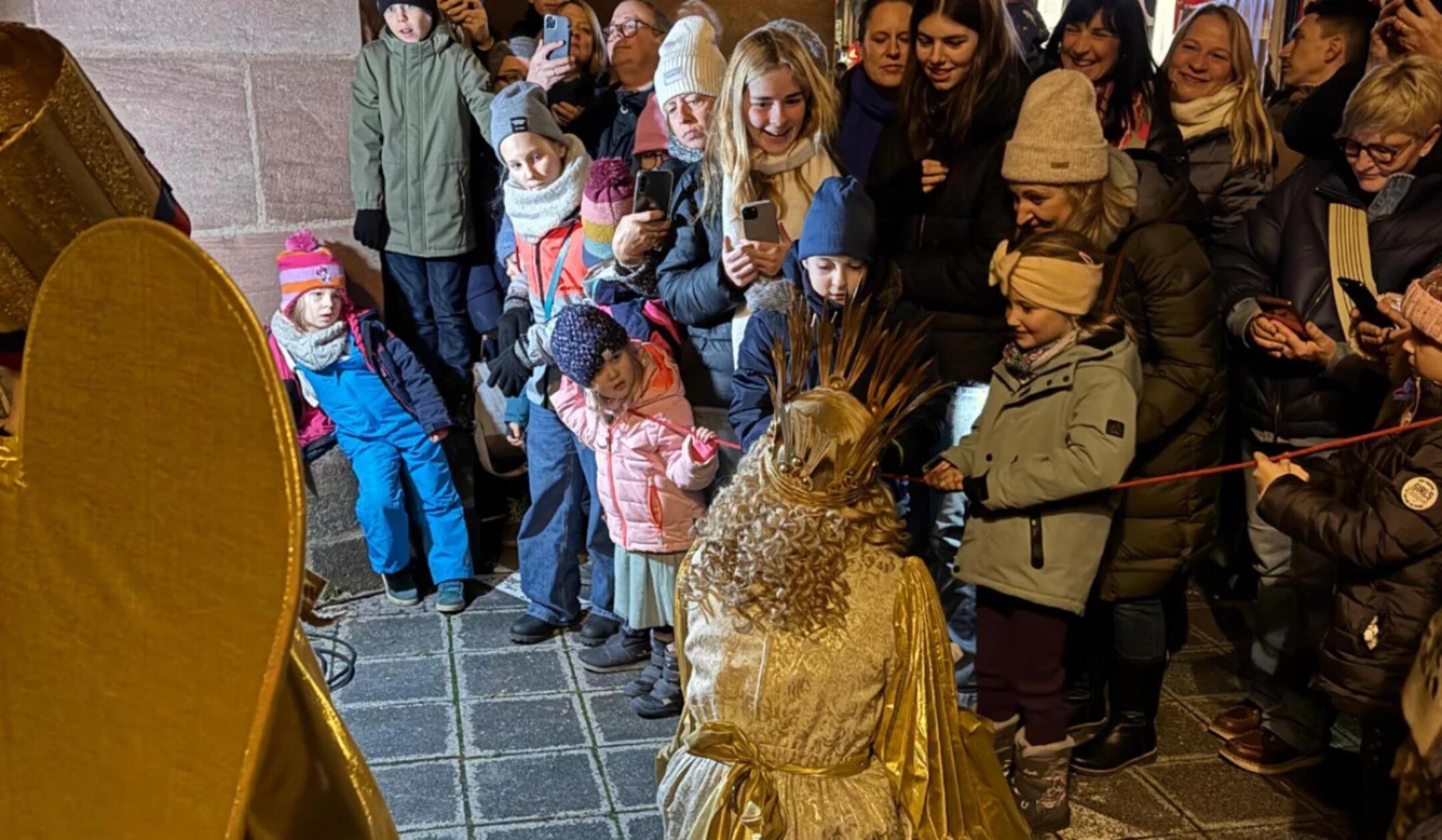 Nach dem Prolog umringt eine Traube aus Kindern das Christkind.