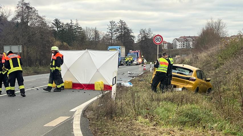 Die 24-jährige Pkw-Fahrerin stieß frontal mit dem entgegenkommenden Linienbus zusammen. Die 24-jährige Pkw-Fahrerin stieß frontal mit dem entgegenkommenden Linienbus zusammen.