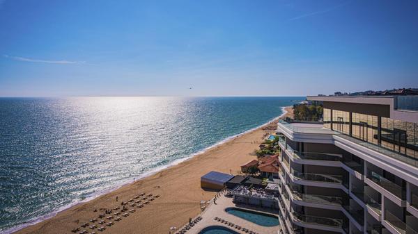 Strandausblick bei sonnigem Wetter, das Meer erstr