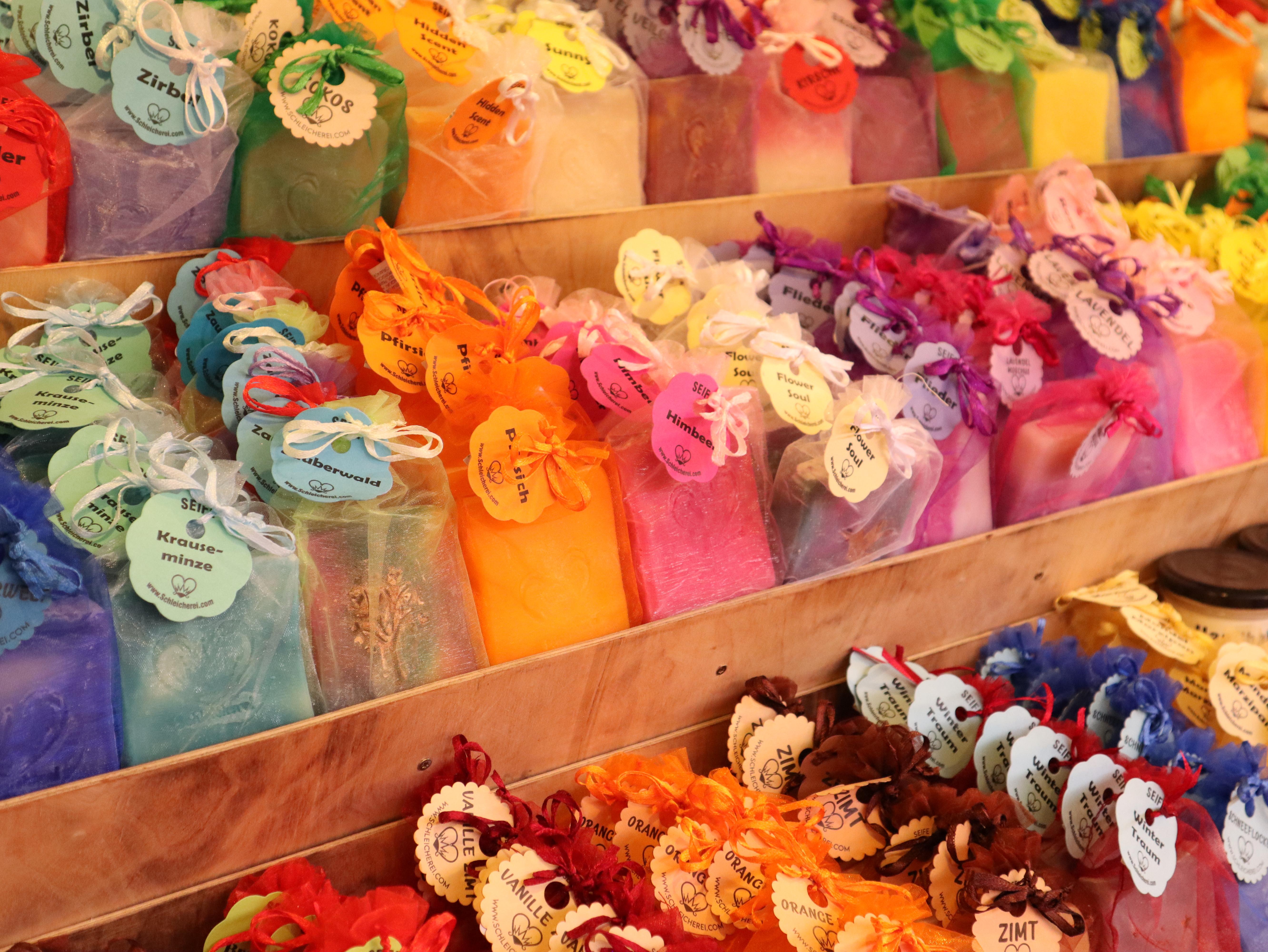 An der Bude 130 von Susanne Schleicher werden Seifen ohne tierische Inhaltsstoffe aus eigener Produktion angeboten.