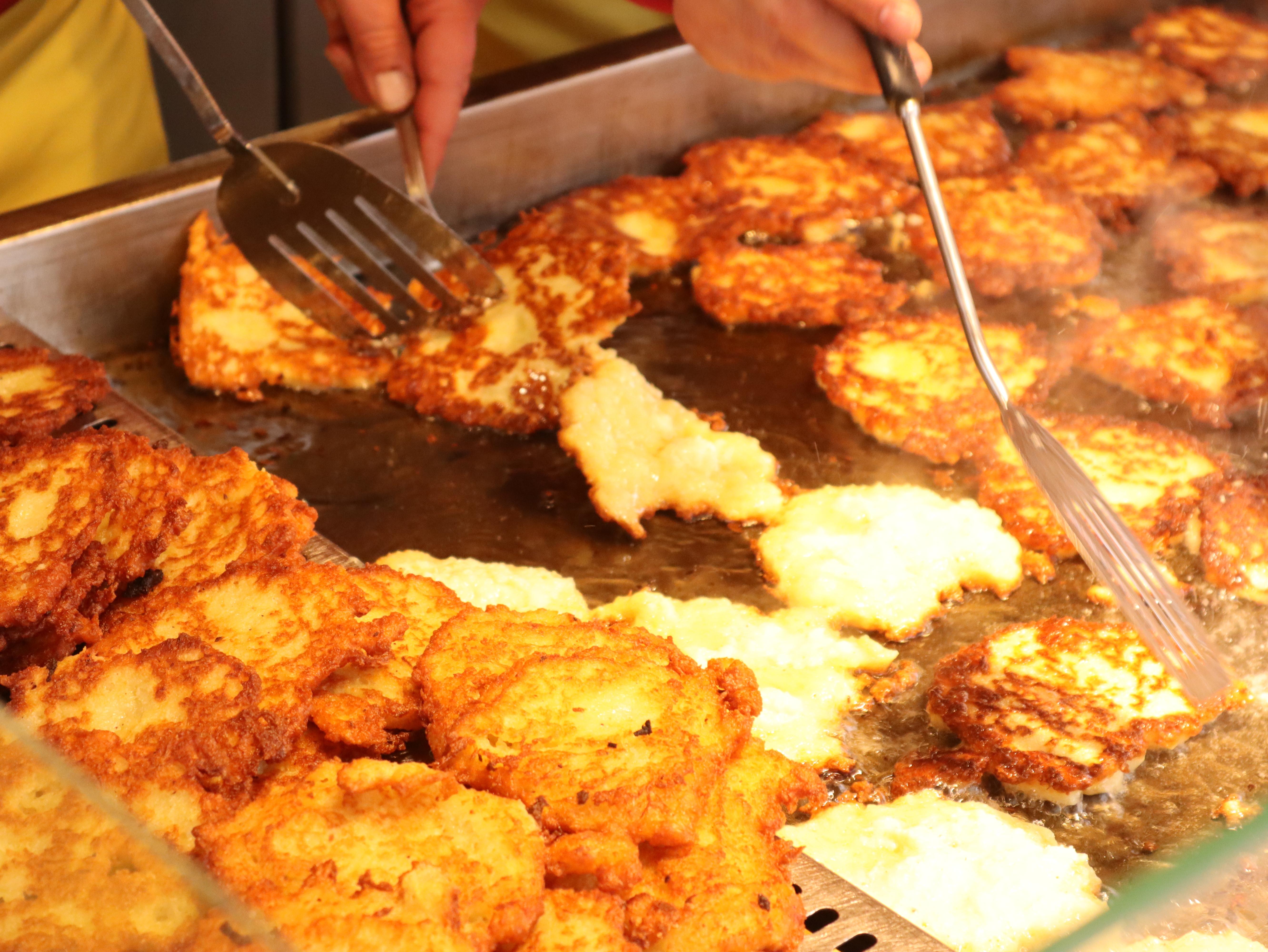 An der Bude 145 von Karin Hoffmann gibt es vegane Kartoffelpuffer - hier in Franken auch &bdquo;Baggers&ldquo; genannt - aus frisch geriebenen Kartoffeln.