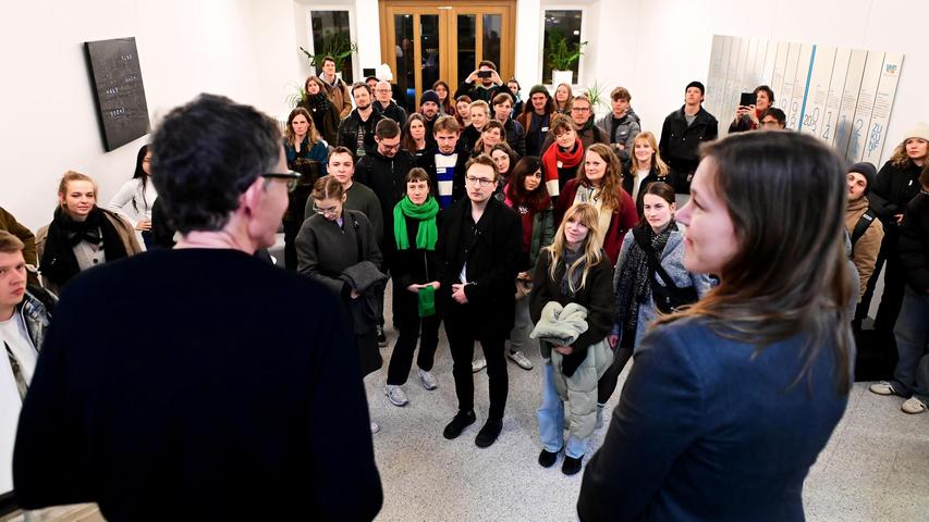 Im Verlegerhaus begrüßten NN-Chefredakteur Michael Husarek und seine Stellvertreterin Barbara Zinecker unsere Gäste und kamen mit ihnen ins Gespräch. Im Verlegerhaus begrüßten NN-Chefredakteur Michael Husarek und seine Stellvertreterin Barbara Zinecker unsere Gäste und kamen mit ihnen ins Gespräch.
