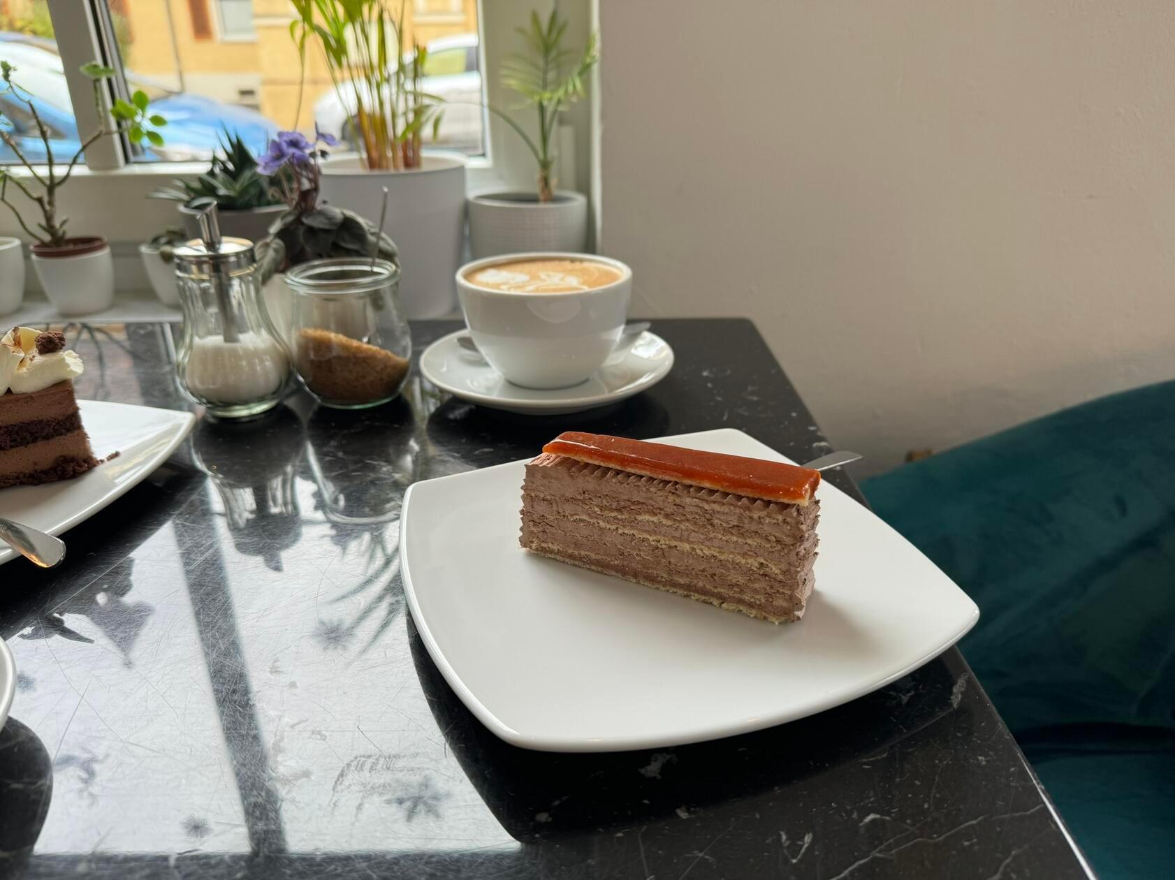 Der Verkaufsschlager: Die Dobos-Torte, hier recht unbekannt, ursprünglich aus Ungarn, aber vor allem in Rumänien eine der beliebtesten Torten.