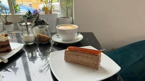 Der Verkaufsschlager: Die Dobos-Torte, hier recht unbekannt, ursprünglich aus Ungarn, aber vor allem in Rumänien eine der beliebtesten Torten.