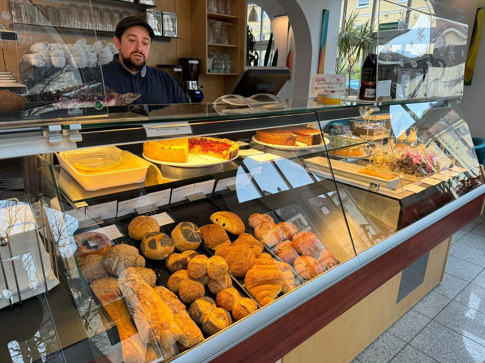 Natürlich gibt es neben süßen Leckereien auch Brötchen, Brezen und Brot. Momentan noch von der Bäckerei Imhof, aber wenn die Zeit es hergibt vielleicht auch zukünftig aus eigener Herstellung.