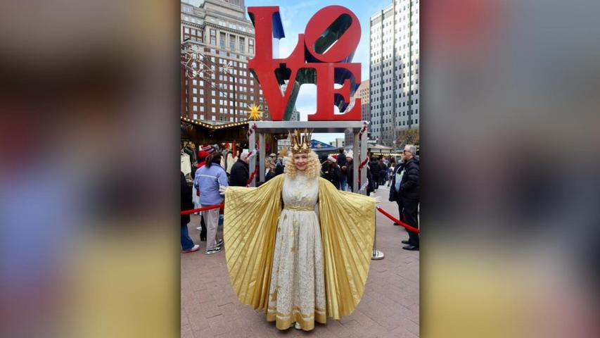 Christkind Teresa Windschall besucht das "Christmas Village" im LOVE-Park in Philadelphia. Christkind Teresa Windschall besucht das "Christmas Village" im LOVE-Park in Philadelphia.