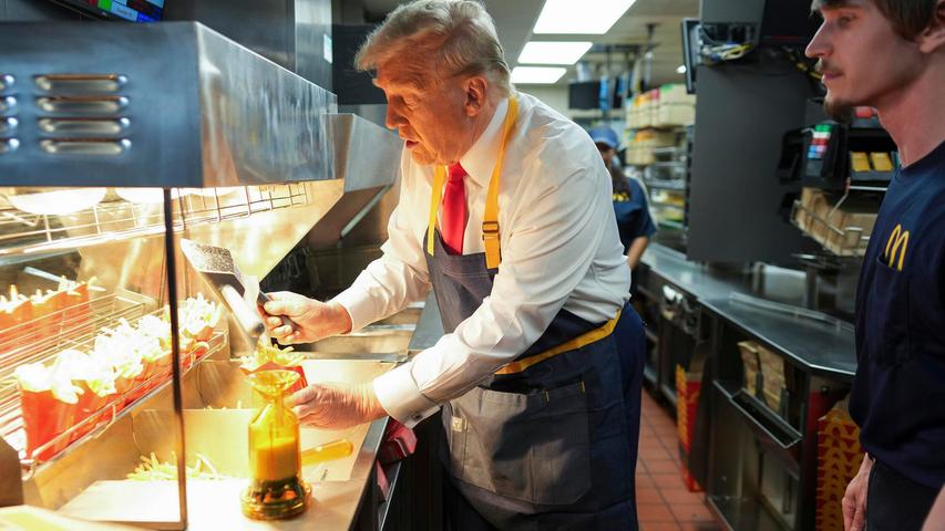 Die Pose ist fast zu ähnlich, um ein Zufall zu sein: Trump hat auch bei McDonald's Pommes eingefüllt. Die Pose ist fast zu ähnlich, um ein Zufall zu sein: Trump hat auch bei McDonald's Pommes eingefüllt.