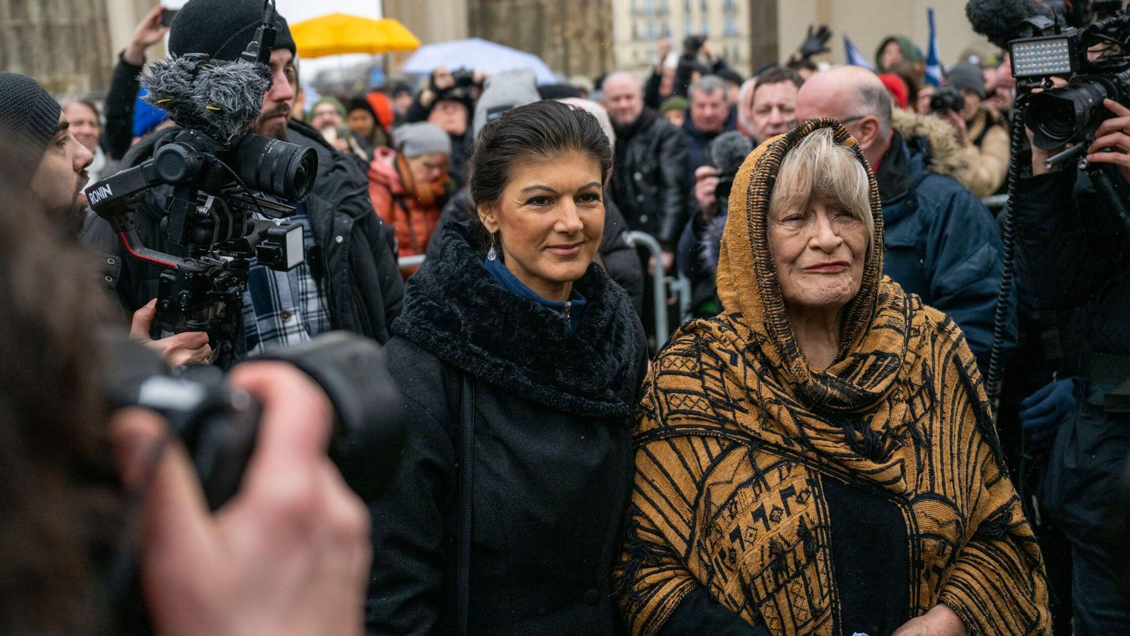 Schwarzer Und Wagenknecht Mit Neuem Friedensappell