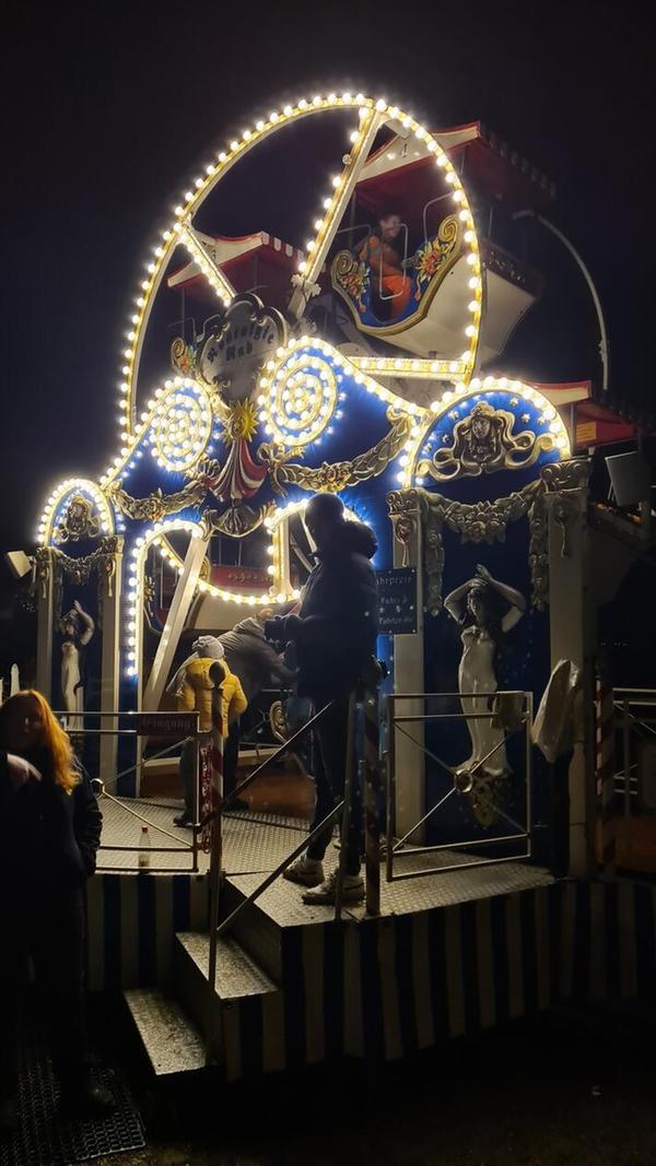 Der Gründlacher Adventsmarkt lädt am Freitag, 6. Dezember und Samstag, 7. Dezember auf den Festplatz. An der Schweinfurter Straße erwartet Besucher Attraktionen wie eine Krippe in Lebensgröße und ein historisches Riesenrad. Der Markt hat an beiden Tagen von 14 Uhr bis 22 Uhr geöffnet.