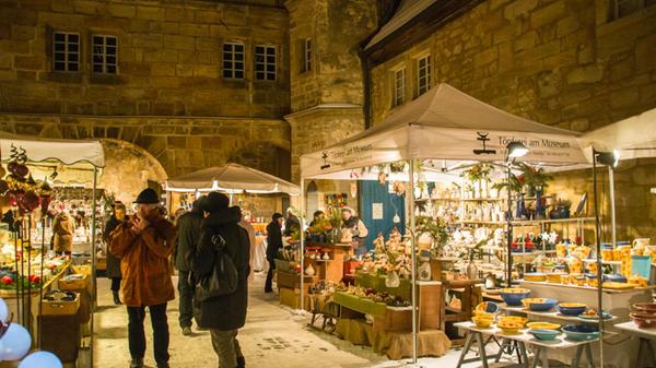 Der Weihnachtstöpfermarkt im Schloss Thurnau ist für Liebhaber der Töpferkunst einen Ausflug wert. Von Freitag, 6. Dezember bis Sonntag, 8. Dezember zeigen jeweils von 11 Uhr bis 19 Uhr (Sonntag bis 18 Uhr) ausgewählte keramische Meisterbetriebe aus aller Welt ihre Erzeugnisse. Der Eintritt ist kostenlos, vor Ort gibt es Speisen und Getränke aus der Region.