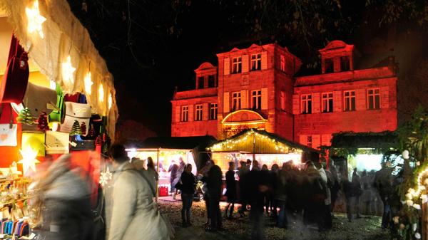 Am Samstag, 7. Dezember und Sonntag, 8. Dezember, geht es in Schloss Almoshof in Nürnberg weihnachtlich zu. Drinnen wie draußen verkaufen über 30 Anbietende ihre weihnachtlichen Produkte und Handwerkskunst: Gestricktes, Genähtes, Glaskunst, Imkerei-Produkte, Schafprodukte, Kerzen, Kinderaccessoires, Taschen und Schmuck und vieles mehr locken auf das Gelände des Holzschuher-Schlösschens ein. Kinder können Kerzen gestalten und Honig-Lebkuchen backen. Das Kunstcafé ist geöffnet und serviert selbst gebackenen Kuchen und Snacks. Auf der Bühne stehen Gesangsvereine und Frauenchöre aus dem Nürnberger Norden, wie Femmes Musicales oder Frau Johannis Jodeltrio. Das Nürnberger Christkind fliegt am Samstag um 15 Uhr ein. Der Eintritt ist frei.