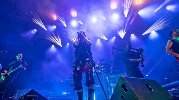 Die sechsköpfige Band "In Extremo" kommt am Samstag, 7. Dezember, in die Kia Metropol Arena nach Nürnberg. Für 62,40 Euro bekommen Besucher dort ab 18.45 Uhr eine große Portion Mittelalter-Rock.