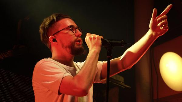 10 Jahre Kompass ohne Norden: Unter diesem Motto tourt Rapper Prinz Pi aktuell durch Deutschland. Am Samstag, 7. Dezember, macht der 45-Jährige einen Stopp in Nürnberg und spielt seine Hits ab 20 Uhr im Löwensaal. Tickets für das Konzert gibt es ab rund 54 Euro.