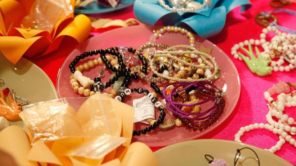 Kreative Menschen treffen sich am Sonntag, 8. Dezember, im Erlanger E-Werk und verkaufen und kaufen handgemachte Schmuckstücke aus der Region. Auf dem Kreativmarkt "Fingerhood" zeigen Künstler und Handwerker von 12 Uhr bis 18 Uhr deren Werke. Der Markt findet in der Clubbühne statt. Bei freiem Eintritt können sich die Gäste ebenfalls auf Musik, Getränke und Snacks freuen.