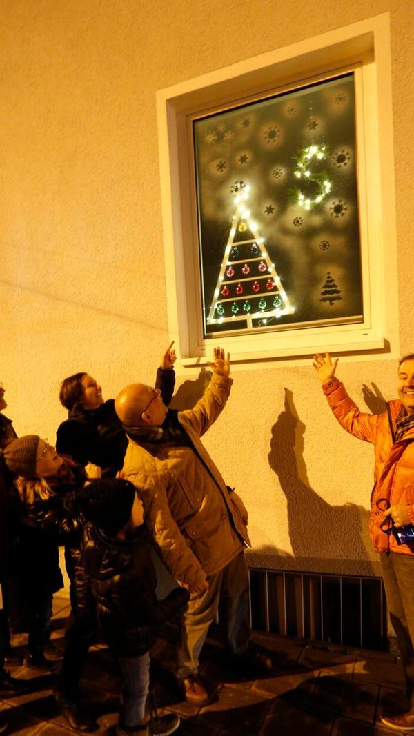 Im gesamten Dezember dekorieren 24 Vereine, Geschäfte, Unternehmen, Kindergärten, Kirchen und sonstige Einrichtungen sowie Familien täglich ab 17 Uhr ein Fenster. Der Mögeldorfer Adventskalender bringt bis zum 24. Dezember ein Fenster zum Strahlen. Welches Fenster wann stattfindet, erfahren Sie unter www.kuf-kultur.de/loni