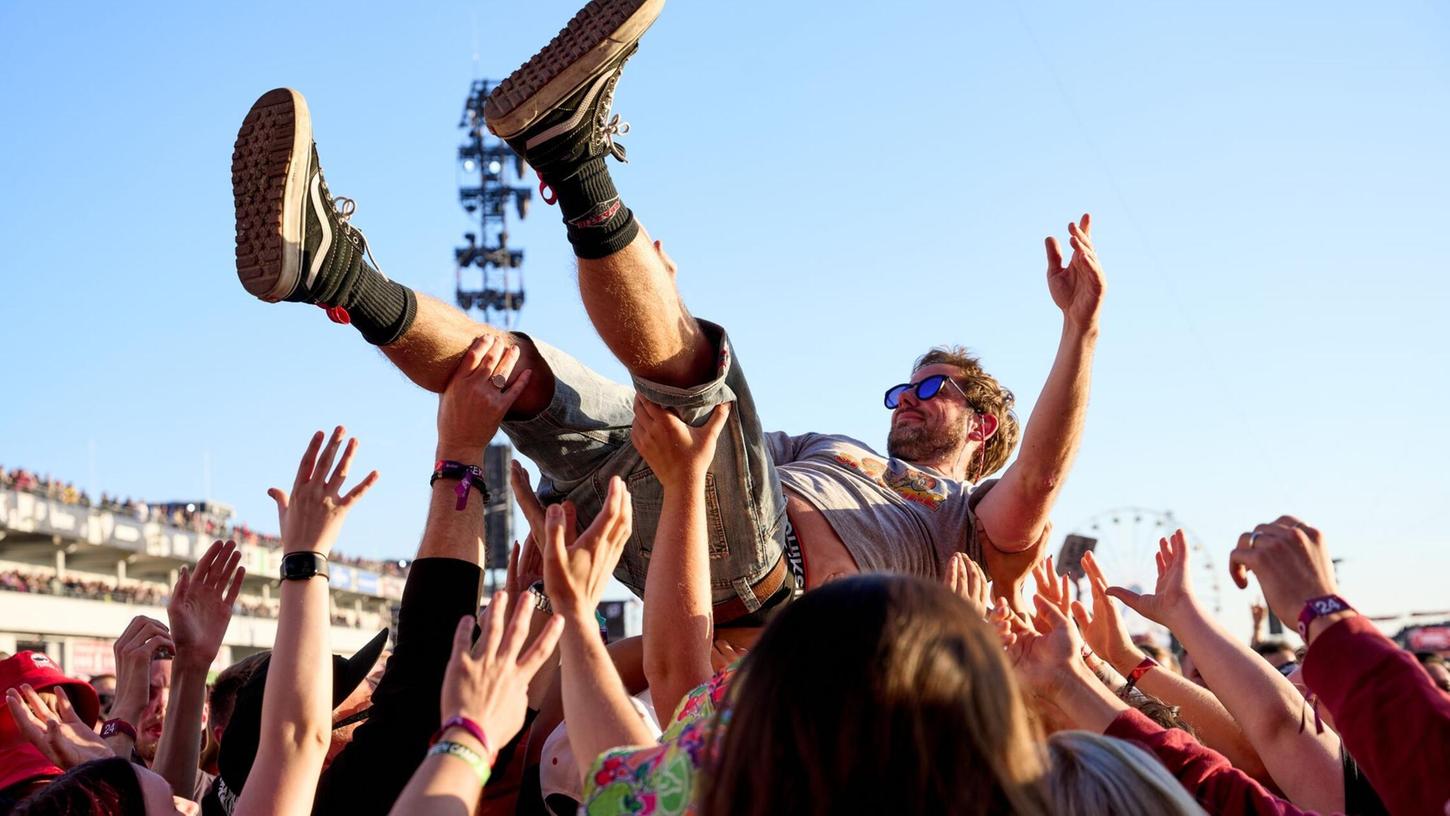 Stagediving? Auf jeden Fall. Jetzt wurden weitere Headliner für Rock im Park bekanntgegeben. Stagediving? Auf jeden Fall. Jetzt wurden weitere Headliner für Rock im Park bekanntgegeben.
