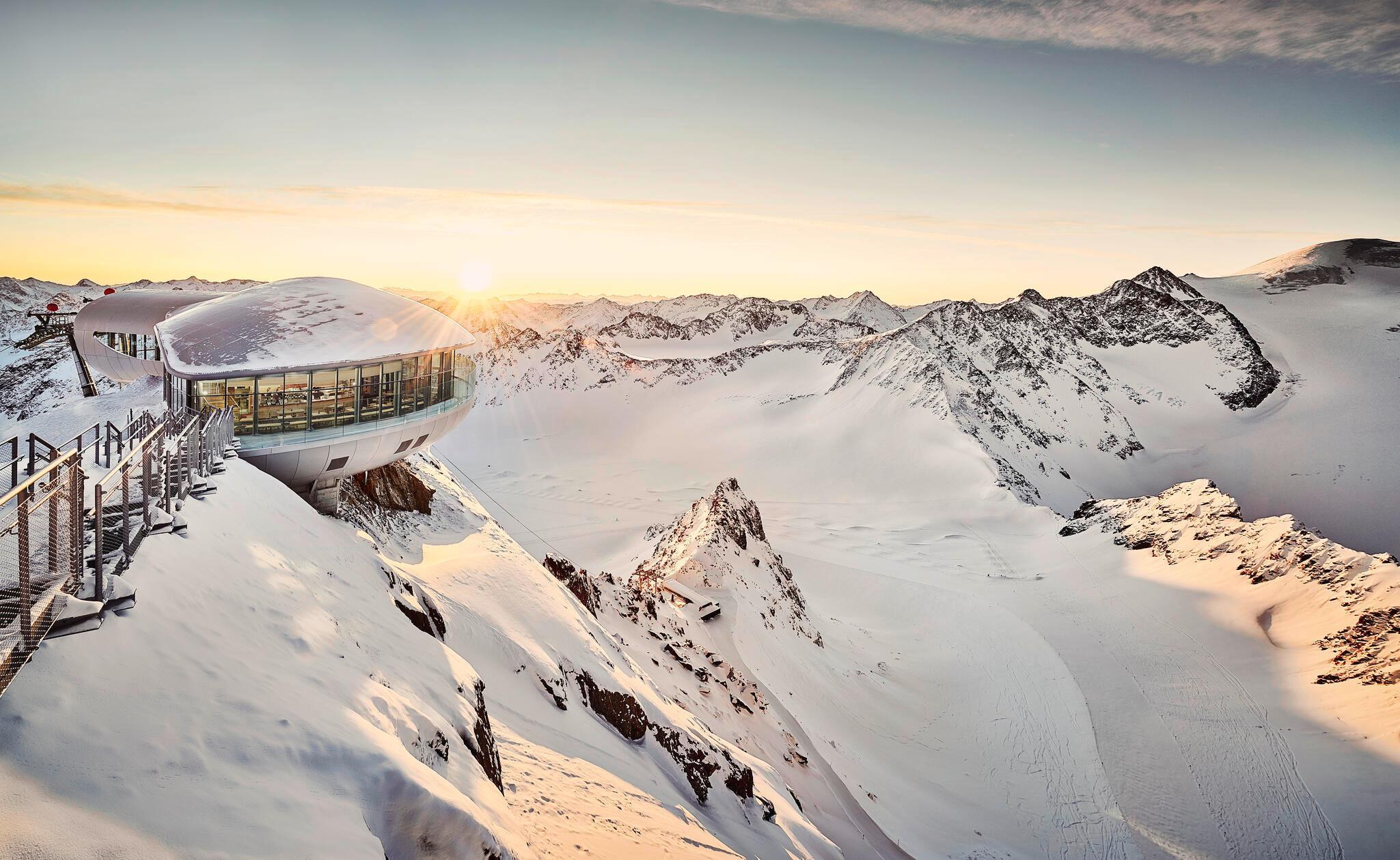 So schön ist die Aussicht vom Café 3440, dem höchstgelegenen Kaffeehaus Europas, auf dem Pitztaler Gletscher in Tirol.