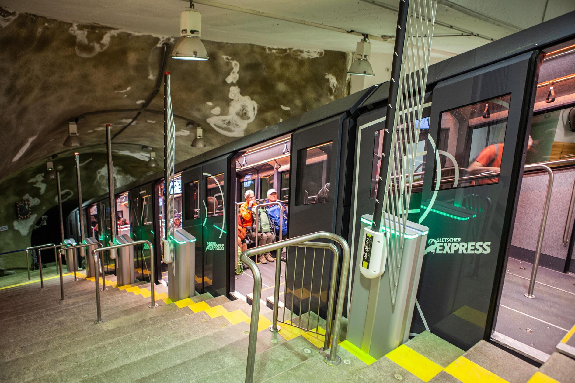 Mit dem Gletscherexpress geht es von Mittelberg direkt ins Skigebiet.