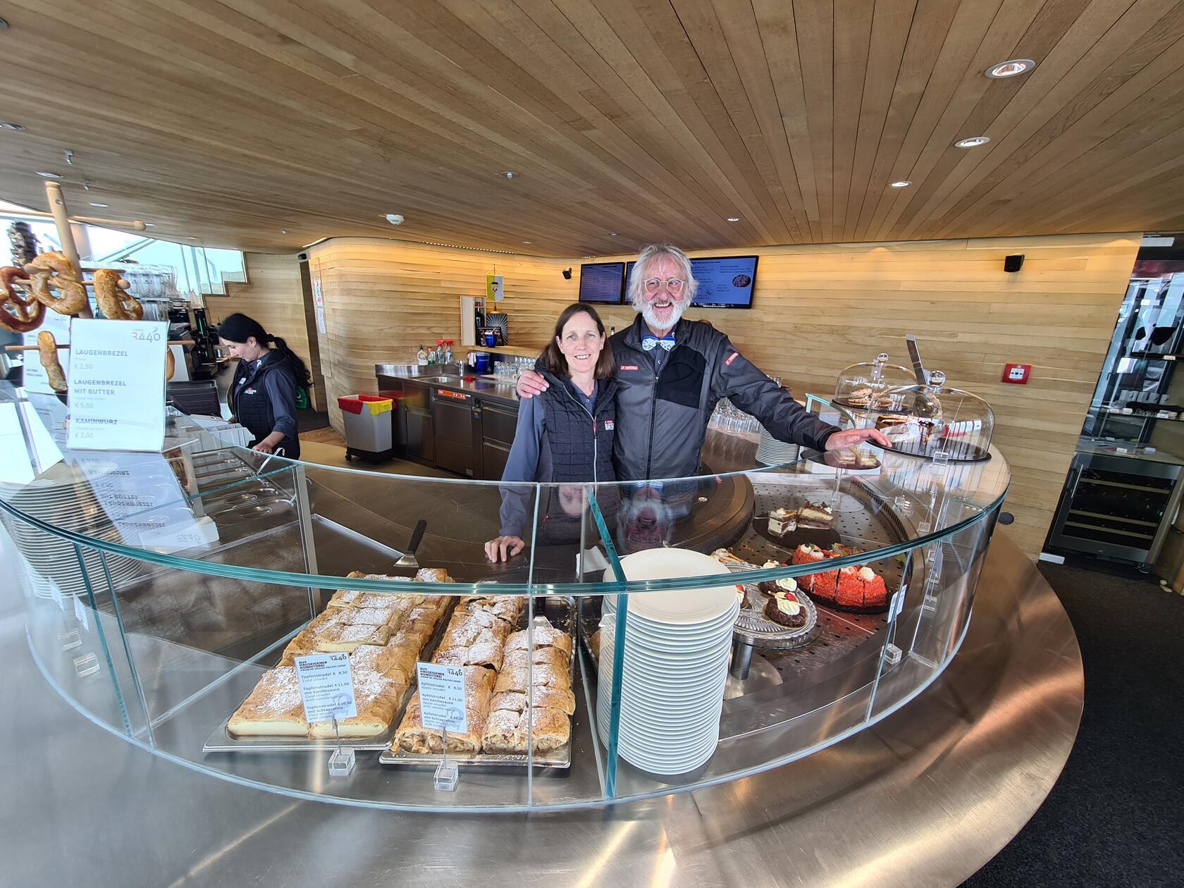 Das "Café 3440" ist das höchstgelegene Kaffeehaus Europas. Bewirtschaftet wird es von Sepp Eiter und seiner Kollegin Hildegard Rimml.