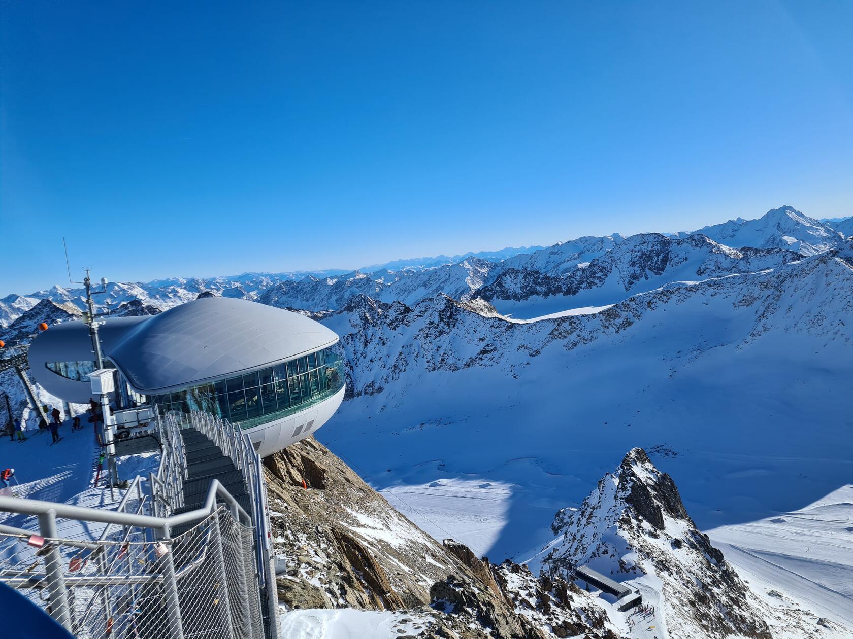 Tolle Aussicht vom Café 3440, es ist das höchstgelegene Kaffeehaus Europas. Bewirtschaftet wird es von Sepp Eiter und seiner Kollegin Hildegard Rimml.