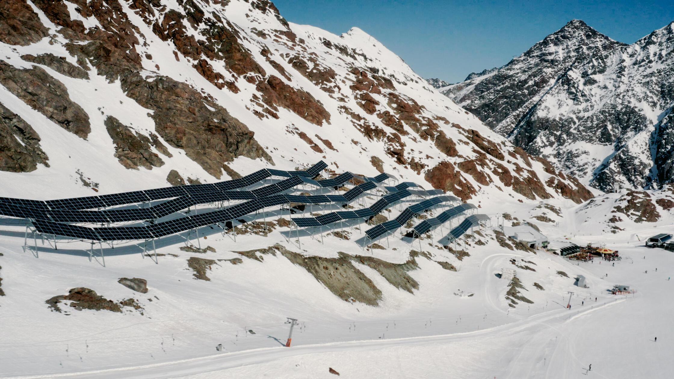Mit PV-Anlagen erzeugt der Bahnbetreiber im Pitztal gut ein Drittel des benötigten Stroms. Der Rest kommt ebenfalls aus erneuerbarer Energie, vor allem Wasserkraft.