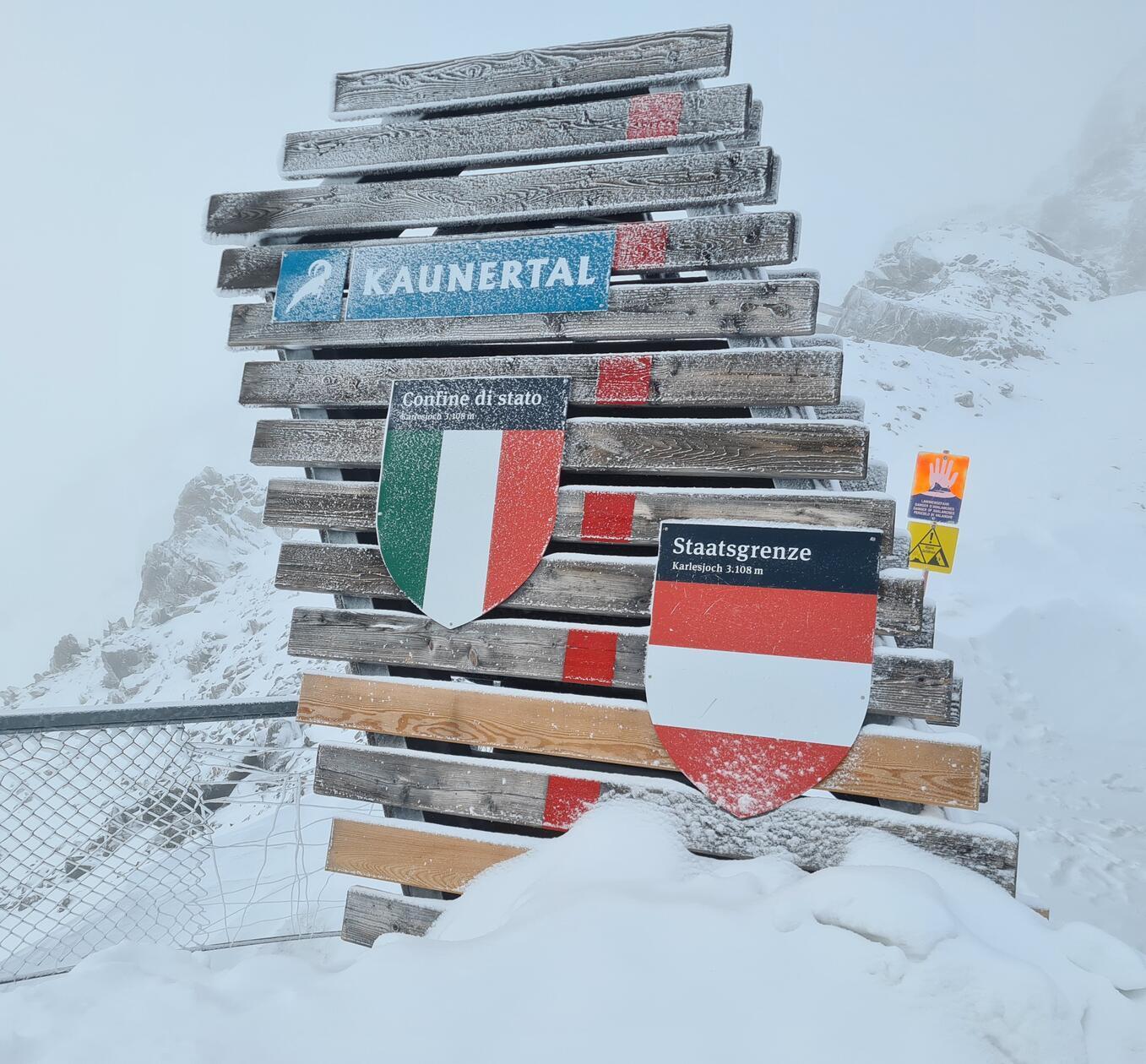 Im Gletscherskigebiet im Kaunertal fährt man an der Grenze zwischen Südtirol und Österreich Ski.