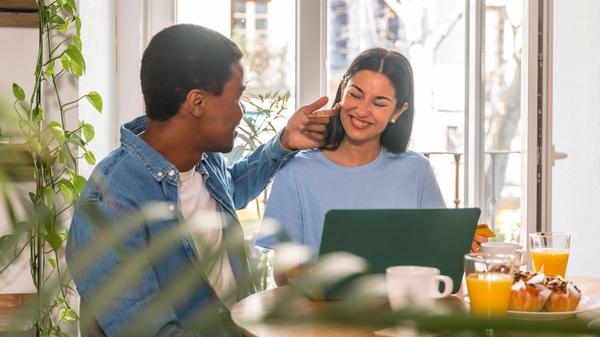 Pärchen am Frühstückstisch.