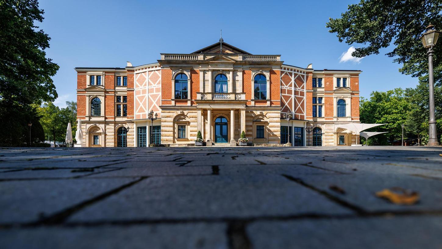 Bayern, Bayreuth: Das Bayreuther Festspielhaus. (zu dpa: "Sparzwang in Bayreuth. Bayern, Bayreuth: Das Bayreuther Festspielhaus. (zu dpa: "Sparzwang in Bayreuth.