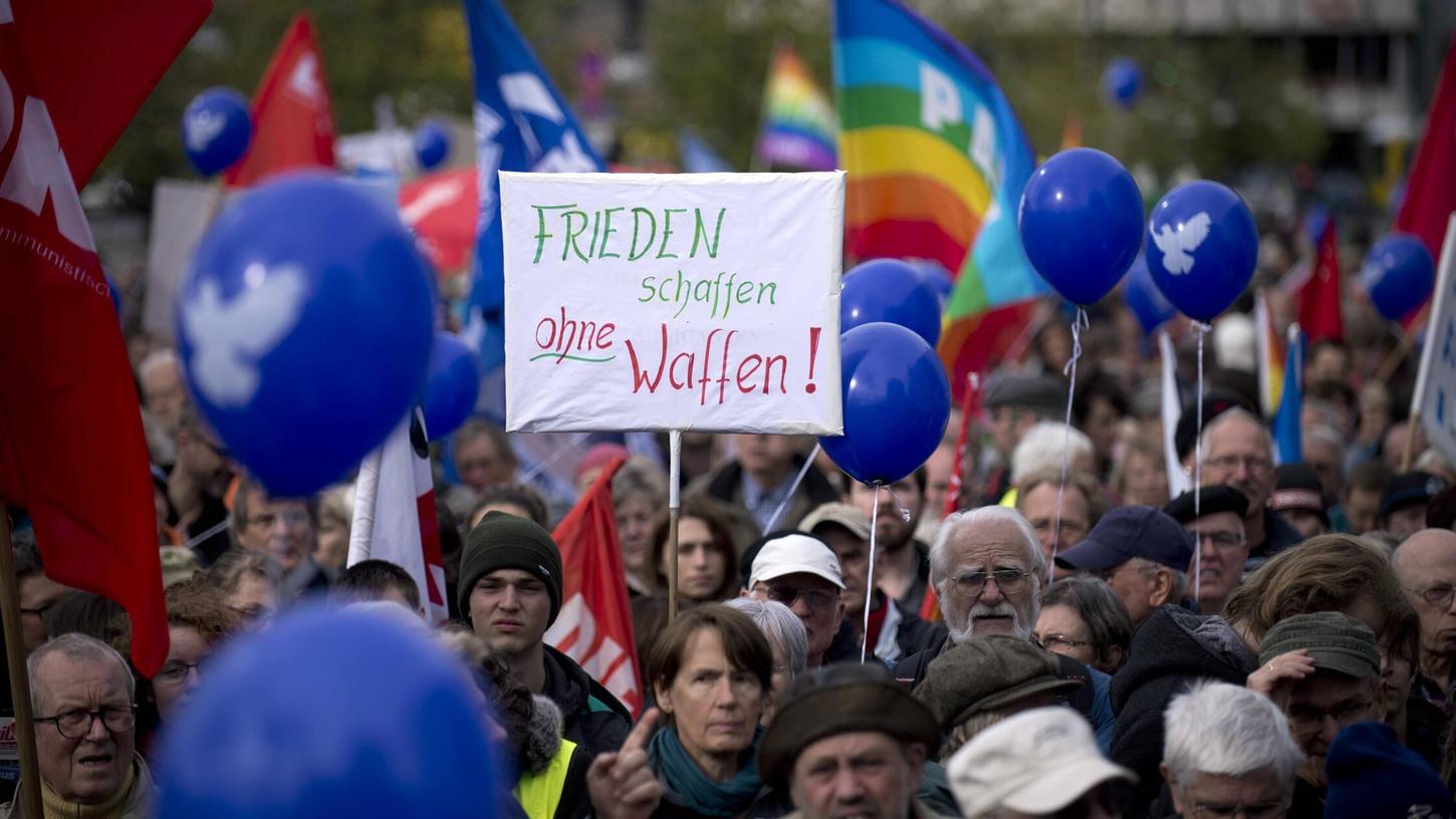 "Frieden Schaffen ohne Waffen" fordern Teilnehmer einer Friedensdemo in Berlin. In anderen Teilen der Welt kann es dagegen gefährlich sein, sich gegen Krieg auszusprechen oder den Dienst an der Waffe zu verweigern. "Frieden Schaffen ohne Waffen" fordern Teilnehmer einer Friedensdemo in Berlin. In anderen Teilen der Welt kann es dagegen gefährlich sein, sich gegen Krieg auszusprechen oder den Dienst an der Waffe zu verweigern.