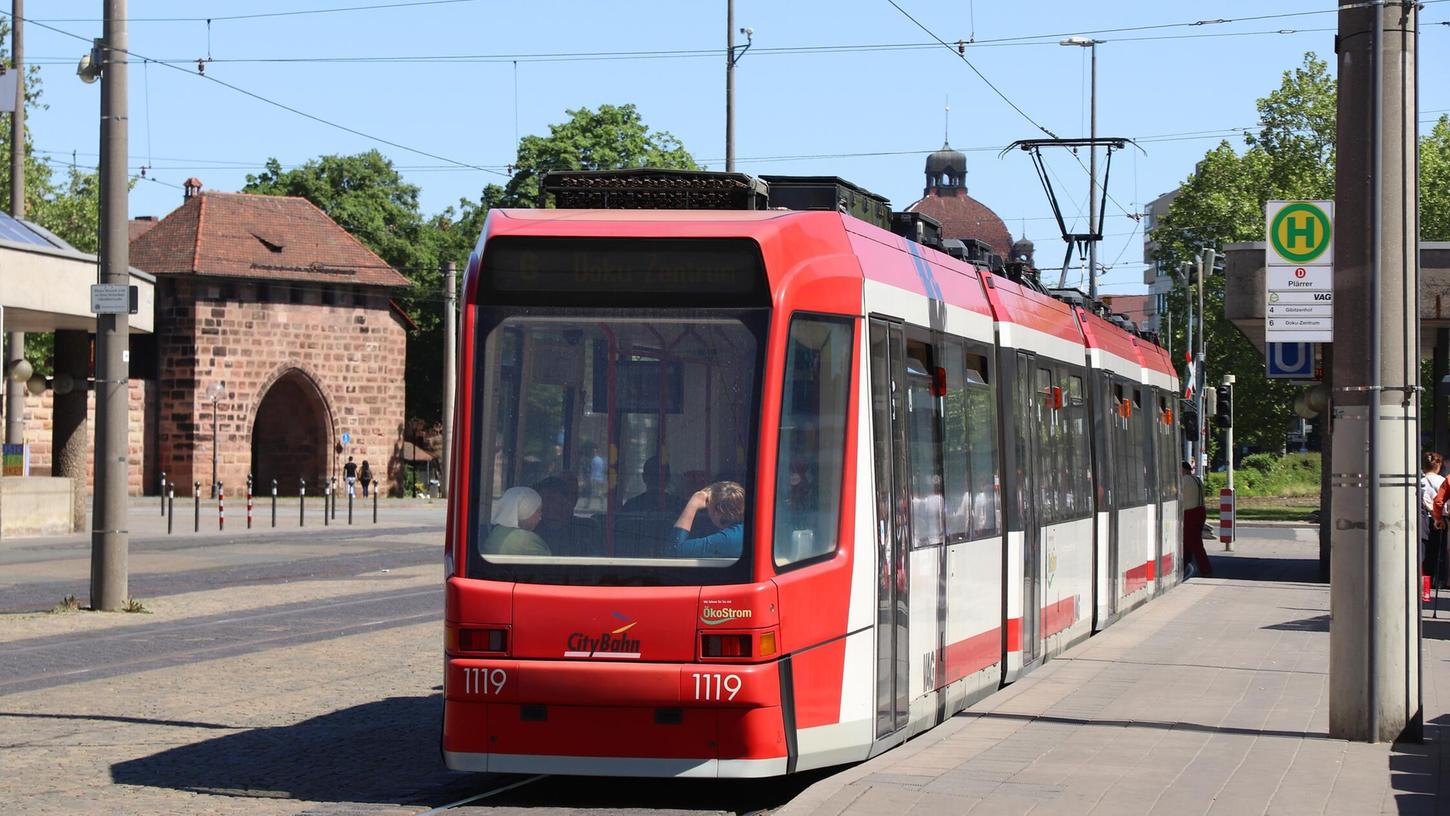 Die Tram in Nürnberg: Am Morgen ist nach einem Verkehrsunfall Geduld gefragt. Die Tram in Nürnberg: Am Morgen ist nach einem Verkehrsunfall Geduld gefragt.