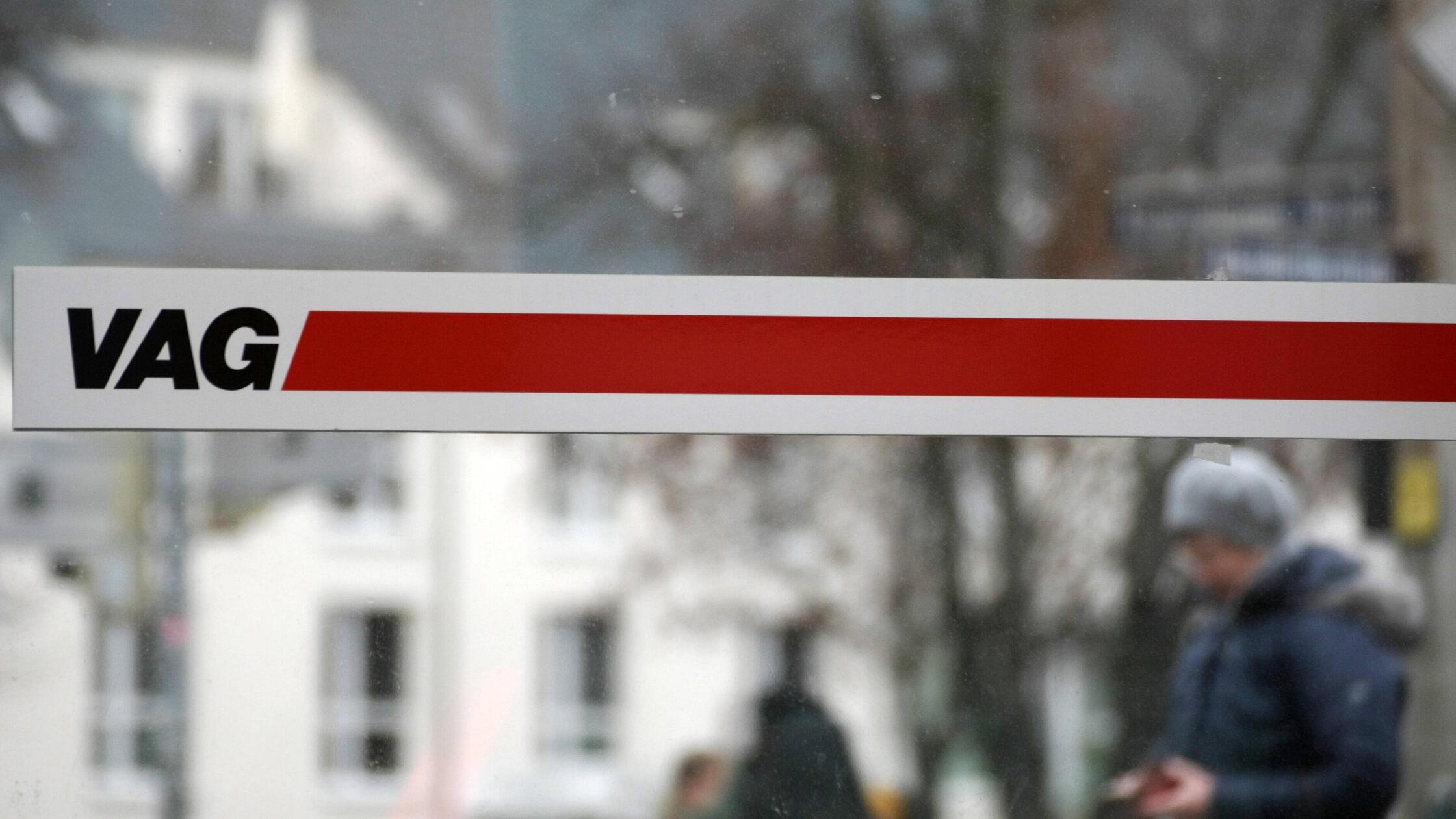 VAG , Transport , Bus Stop , Strassenbahn , Safety