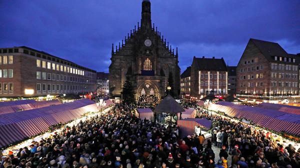 Der Andrang bei der Eröffnung war erwartbar groß, rund 20.000 Menschen waren laut Polizei da.