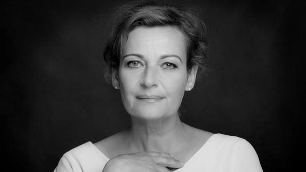 Schauspielerin Lilly Forgách ist am 8. Dezember 2024 mit nur 58 Jahren gestorben. Sie spielte am Metropoltheater in München und war bekannt aus Filmen und TV-Serien wie "Himmel, Herrgott, Sakrament","Servus Euer Ehren" oder "Watzmann ermittelt".