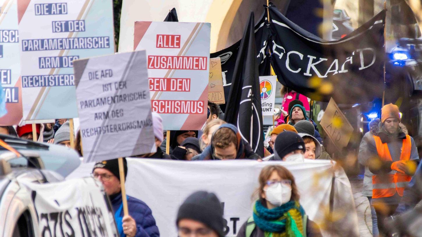 Etwa 300 Gegendemonstranten zogen bereits bei der jüngsten AfD-Tagung Ende November in Greding zunächst an der Veranstaltungshalle vorbei und dann zur Abschlusskundgebung vors Rathaus. Etwa 300 Gegendemonstranten zogen bereits bei der jüngsten AfD-Tagung Ende November in Greding zunächst an der Veranstaltungshalle vorbei und dann zur Abschlusskundgebung vors Rathaus.