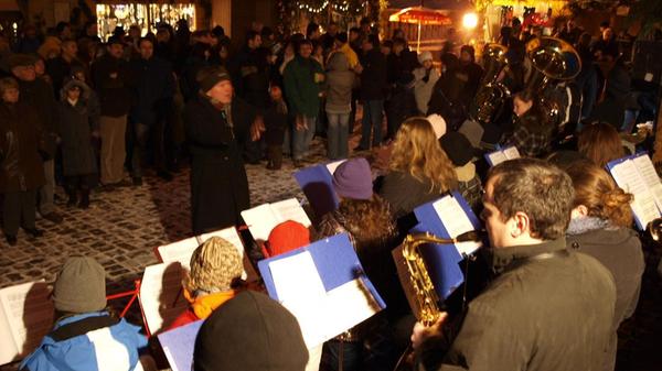 Der Gößweinsteiner Weihnachtsmarkt lädt von Freitag, 13. Dezember, bis Sonntag, 15. Dezember in die Mitte der Gemeinde und bietet kulinarische Köstlichkeiten und Selbstgemachtes von rund 30 Ausstellerinnen und Ausstellern an. Neben dem Kinderkarussell und dem Nikolaus ist das Highlight in der Burgstraße am Sonntag der Besuch des Nürnberger Christkindes gegen 17.30 Uhr.