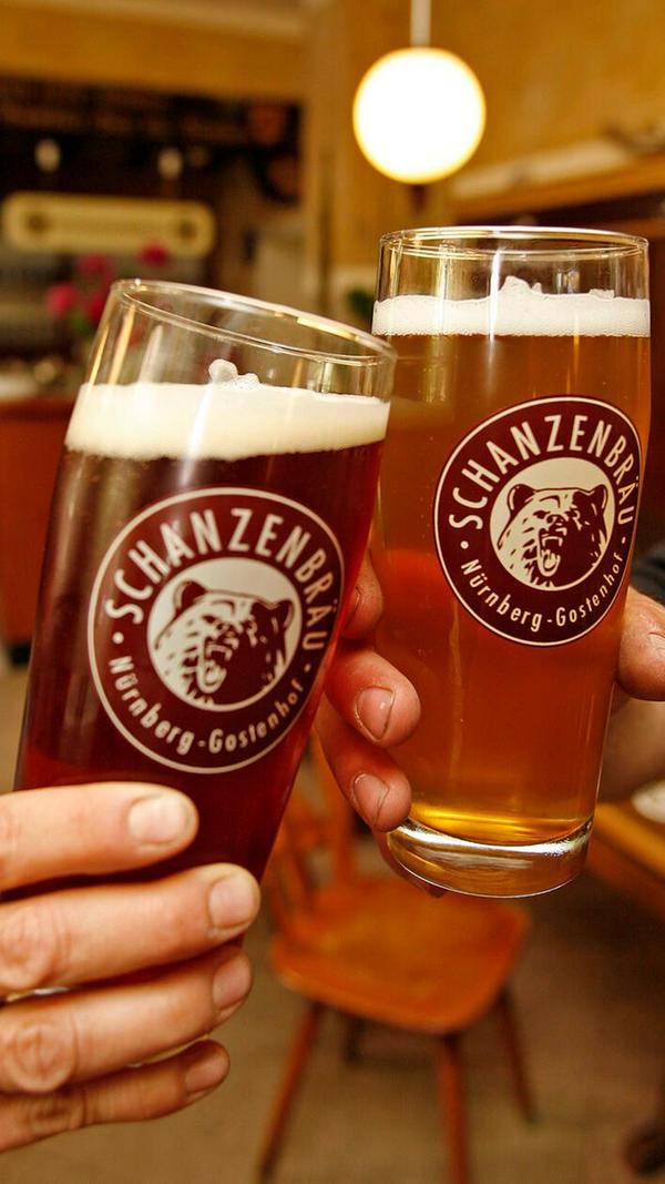 Um den Bier-Bestand in der Brauerei Schanzenbräu zum Jahresende zu minimieren, lädt das Team am Freitag, 13. Dezember, zum "Brauerei leer trinken". Ab 16 Uhr gibt es in der Pröslerstraße 3, in Nürnberg Rotbier, Helles, Pilz, rotes Weizen, roten Bock und Bockbier. Bis 23 Uhr läuft dort Musik von Eva und Schalke von Sheila likes Tequlia, der Eintritt ist kostenlos.