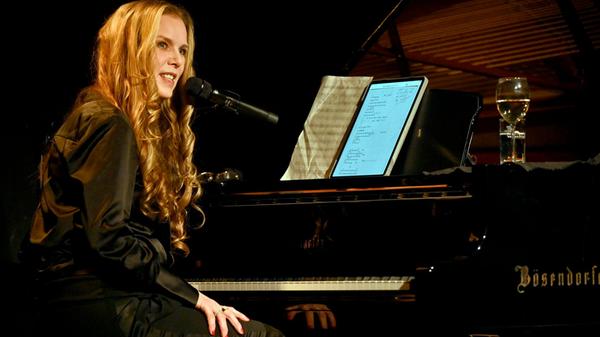 Die Musik der Künstlerin Rebekka Bakken ähnelt der winterlichen Landschaft Norwegens. Mit für sie typischen Sound zwischen norwegisch malerischen Singer-Songwriter Anleihen und Modern European Jazz gestaltet sie am Freitag, 13. Dezember, ein Konzertprogramm. Die Veranstaltung beginnt um 20 Uhr, der Einlass ist um 19 Uhr. Tickets für das Konzert gibt es ab rund 44 Euro.