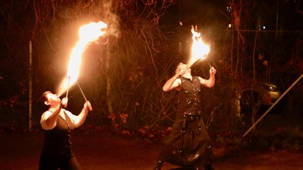 Erlangerinnen und Erlanger zelebrieren am Freitag, 13. Dezember, die längste Nacht des Jahres mit Fackeln und Kerzen. Auf dem Abenteuerspielplatz der Angerinitiative gibt es ab 17 Uhr ein großes Lagerfeuer, Kinderpunsch und Chili con Carne, außerdem legt die Feuertänzerin Anna Jädicke eine Feuershow ein.