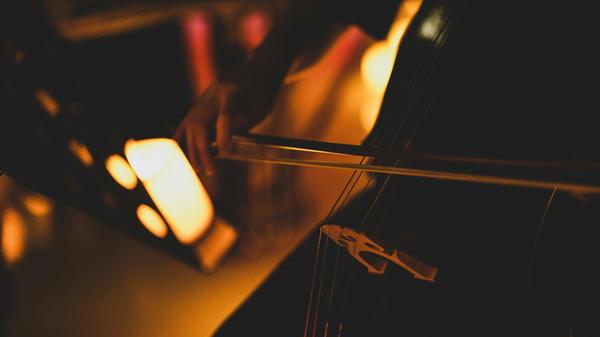 Im Schein tausender Kerzen spielt am Freitag, 13. Dezember ein Orchester Filmmusik vom Filmkomponist und Arrangeur Hans Zimmer. Die Veranstaltung "Candlelight" findet in der Kaiserburg statt, ein paar wenige Tickets gibt es noch für die Vorführung um 21 Uhr ab rund 52 Euro.