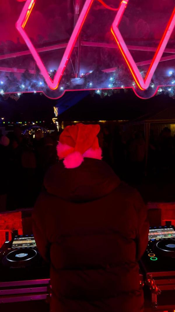 Das afterwork Erlangen veranstaltet am Freitag, 13. Dezember und Samstag, 14. Dezember, eine Weihnachtsmarkt-Zugabe in der Thalermühle. Unter anderem können sich Besucherinnen und Besucher auf House-Musik von DJ Felix van der Kolk, Glühwein, Punsch, Glüh Gin, Hot Aperol und verschiedenes Essen freuen. Der Markt hat an beiden Abenden ab 18 Uhr geöffnet.