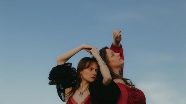 Das Songwriterinnen Duo "Romie" und deren Pianist laden zu stimmungsvollen Vorweihnachtskonzerten mit eigenen und bekannten Weihnachtsliedern in kleinen Clubs und Cafés ein. Am Samstag, 14. Dezember, macht das Trio in der Box, in Nürnberg halt. Tickets für das Konzert gibt es ab rund 13 Euro, Beginn ist um 20.30 Uhr.