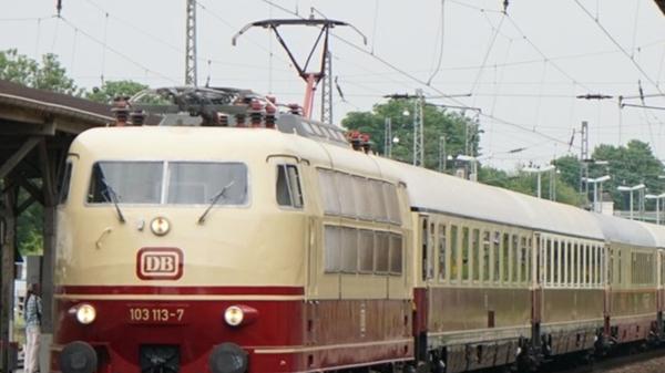 Im Retro-Sonderzug der 90er Jahre geht es am Samstag, 14. Dezember, von Crailsheim über Nürnberg, Augsburg und München nach Garmisch-Partenkirchen und über die landschaftlich beeindruckende Karwendelbahn in die Tiroler Landeshauptstadt Innsbruck und zurück. In Innsbruck können Mitfahrende bei einem vierstündigen Aufenthalt den Weihnachtsmarkt und die Stadt erkunden. Tickets für die Reise ab Nürnberg kosten 89 Euro, pro Person. Der Zug fährt gegen 6.45 Uhr los und kommt um 21.23 Uhr wieder dort an.