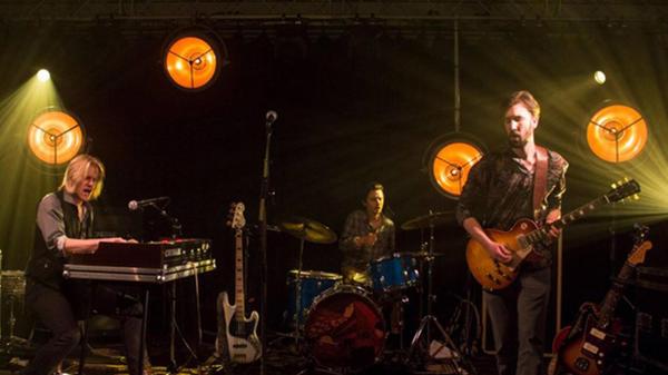 The Shadow Lizzards ist ein junges, energiegeladenes Trio aus Nürnberg, das sich der Authentizität und dem Sound der Rockmusik der späten sechziger und frühen siebziger Jahre verschrieben hat. Wer Lust auf eine Zeitreise hat, sollte am Samstag, 14. Dezember, zum Konzert der Band in die Kofferfabrik, in Fürth gehen. Das Konzert startet um 21.30 Uhr und kostet rund 16 Euro.