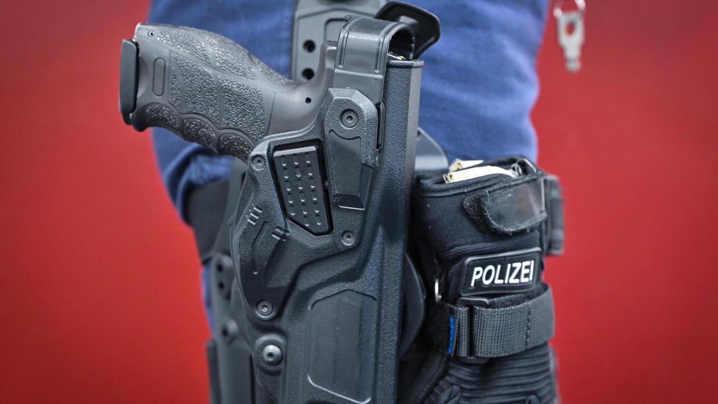Ein Mann versuchte in Fürth die Waffen zweier Polizisten zu greifen (Symbolbild). Ein Mann versuchte in Fürth die Waffen zweier Polizisten zu greifen (Symbolbild).
