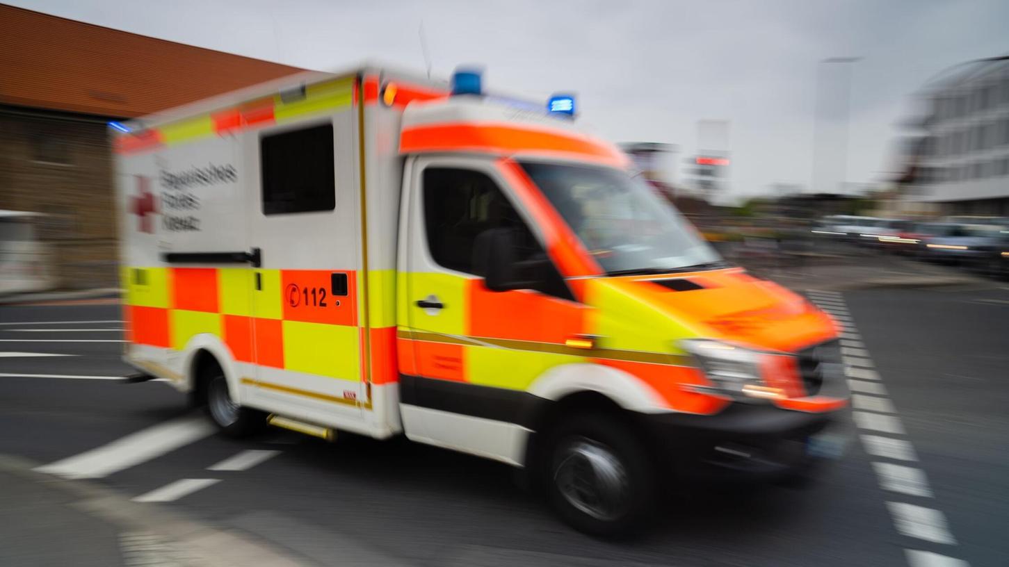 Ein Rettungswagen brachte die Verletzten nach dem Betriebsunfall bei Hilpoltstein in Krankenhäuser (Symbolbild). Ein Rettungswagen brachte die Verletzten nach dem Betriebsunfall bei Hilpoltstein in Krankenhäuser (Symbolbild).