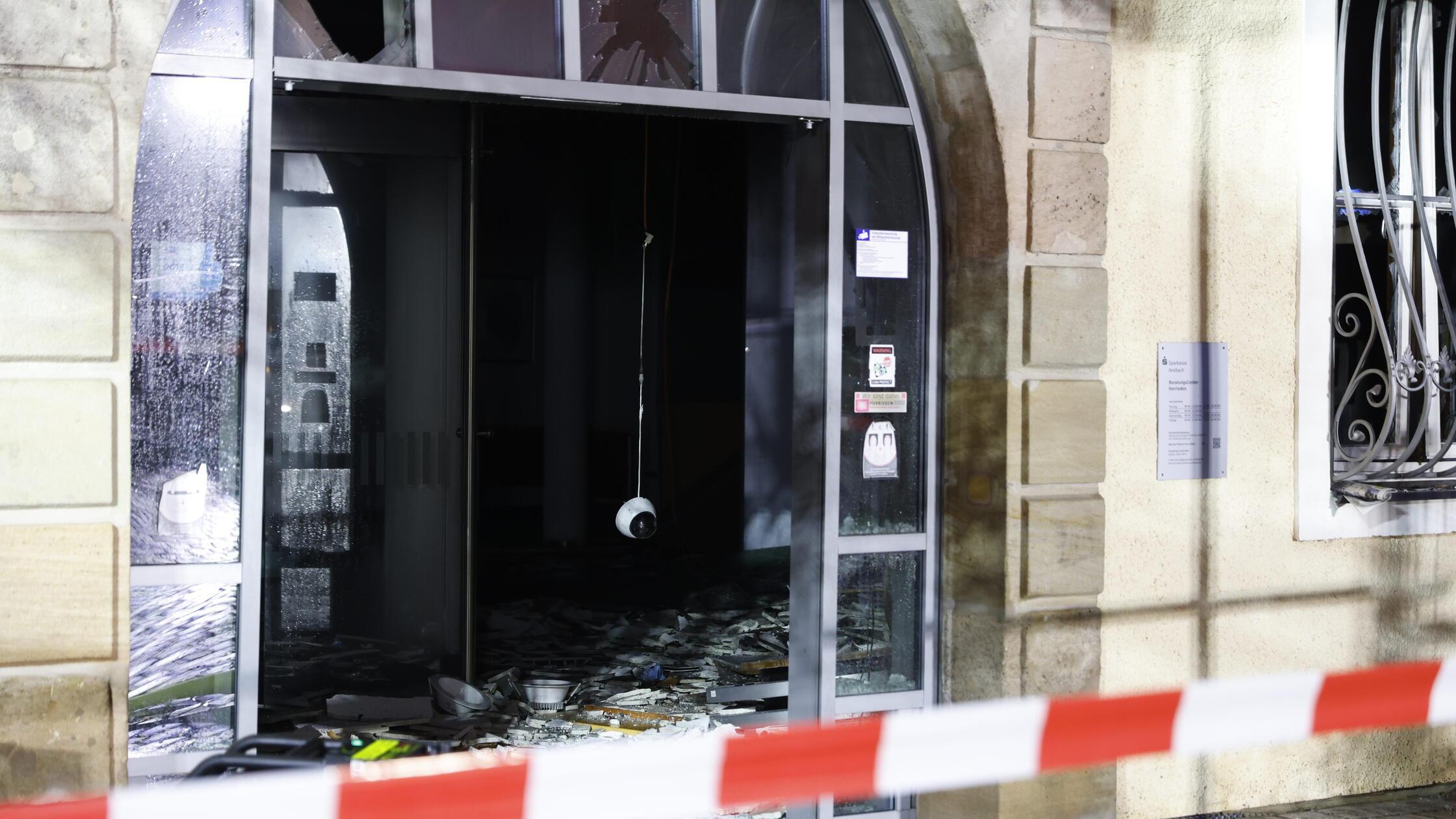 Sprengung-in-der-Nacht-Unbekannte-lassen-Geldautomaten-in-die-Luft-gehen-Haus-in-Brand