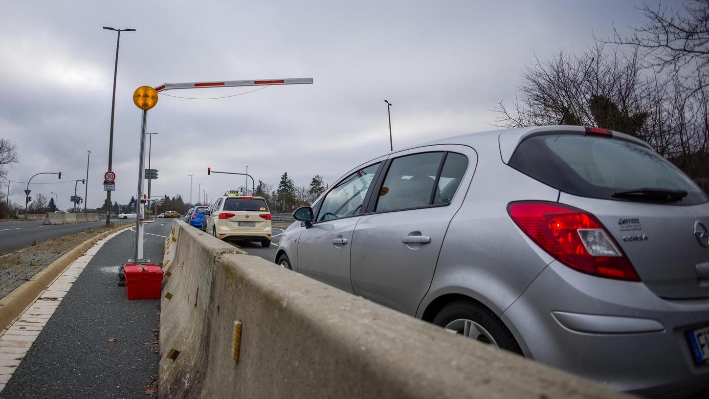 Im September wurden auf der Zirndorfer Brücke Betonelemente und Höhenbeschränkungen angebracht, die schwere, große Fahrzeuge an der Weiterfahrt hindern sollen. Die Höhenschranke wurde jetzt erneut beschädigt. Im September wurden auf der Zirndorfer Brücke Betonelemente und Höhenbeschränkungen angebracht, die schwere, große Fahrzeuge an der Weiterfahrt hindern sollen. Die Höhenschranke wurde jetzt erneut beschädigt.