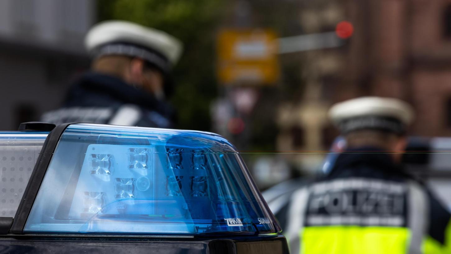 Eine Seniorin aus Fürth ist in den vergangenen Tagen von unbekannten Tätern betrogen worden. Sie erbeuteten eine hohe Geldsumme. (Symbolbild) Eine Seniorin aus Fürth ist in den vergangenen Tagen von unbekannten Tätern betrogen worden. Sie erbeuteten eine hohe Geldsumme. (Symbolbild)