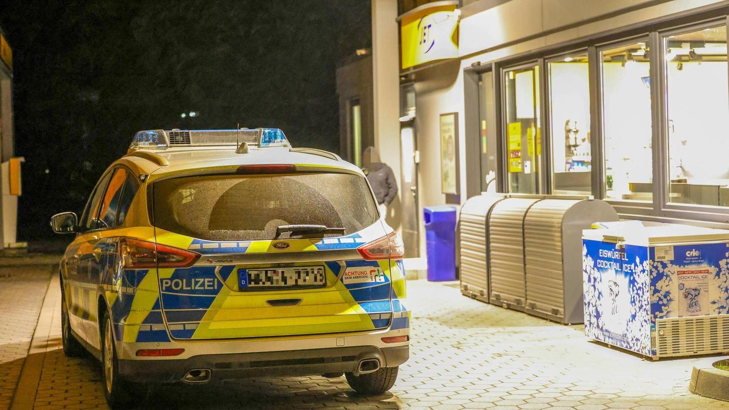 Überfall auf Tankstelle in Franken - Täter in Würzburg auf der Flucht